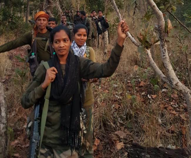 बंदूक थाम नक्सलियों पर मां दुर्गा बनकर नकेल कस रहीं महिला सिपाही